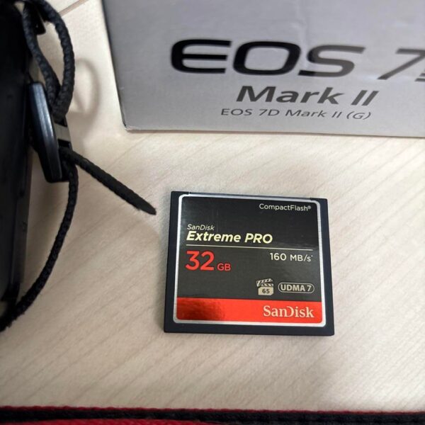 Canon EOS 7D Mark II Body with Battery Grip - Image 4