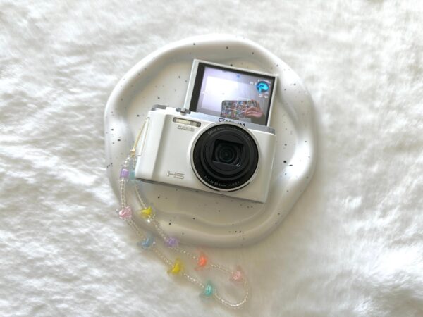 Casio ZR1000 flip screen white digital camera - Image 5