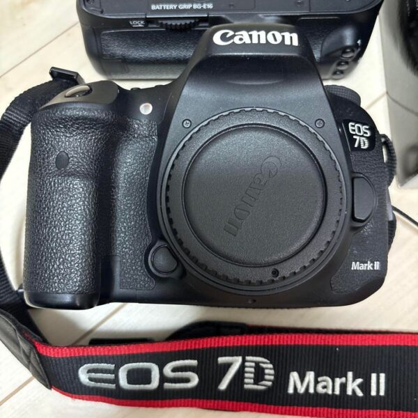 Canon EOS 7D Mark II Body with Battery Grip - Image 2