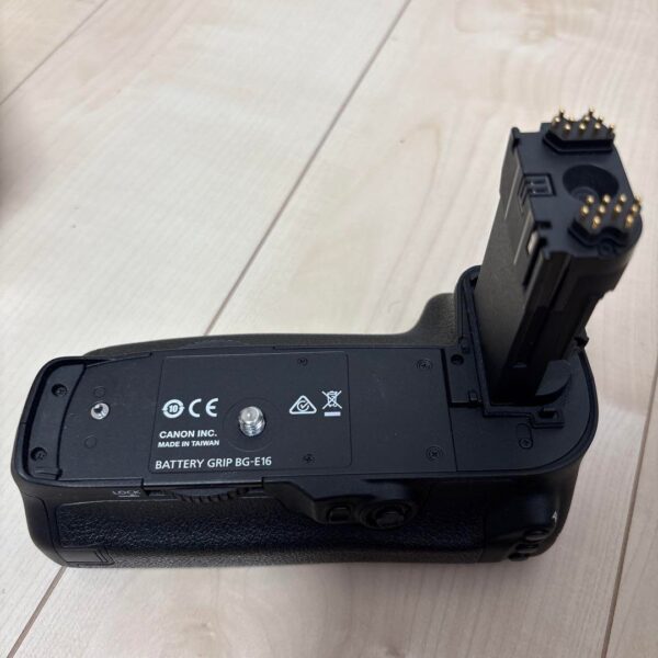 Canon EOS 7D Mark II Body with Battery Grip - Image 3