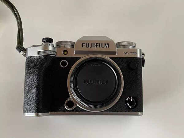 Fujifilm X-T5 40.2MP Mirrorless Camera with XF18-55 F2.8 Lens & Accessories - Image 5