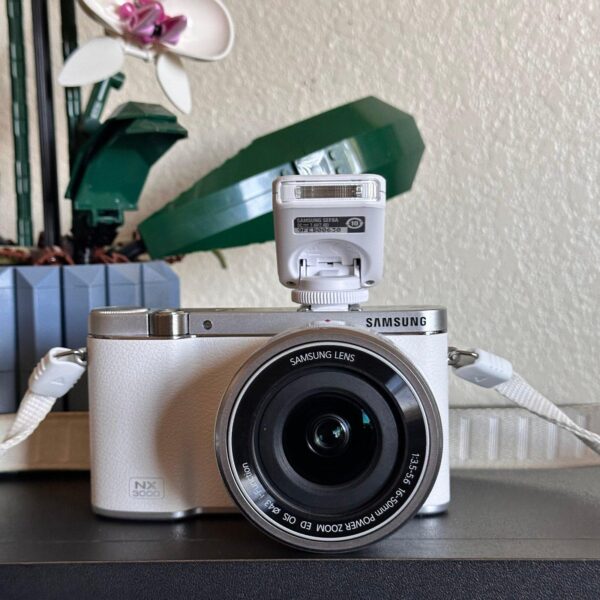 Samsung NX3000 Mirrorless Digital Camera with 16-50 mm Lens White 20.3MP Vlog - Image 3