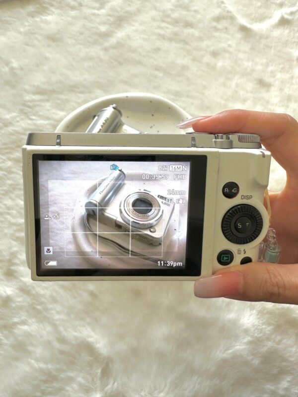 Casio ZR1000 flip screen white digital camera - Image 4